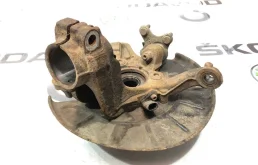 Кулак поворотный левый для Skoda Octavia 2006 года на фотографиях