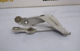 Петля капота левая для Skoda Octavia 2018 года на фотографиях