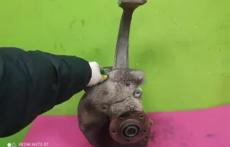 Кулак поворотный правый для Audi A4 2009 года на фотографиях