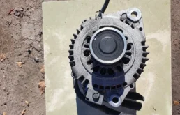 Генератор для Nissan X-Trail 2000 года на фотографиях