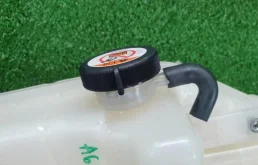 Бачок стеклоомывателя передний для Toyota Land Cruiser 2018 года на фотографиях