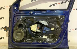 Дверь передняя правая для Volkswagen Passat 2006 года на фотографиях