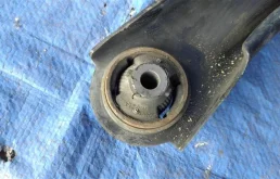 Рычаг передний левый верхний для Nissan X-Trail 2010 года на фотографиях