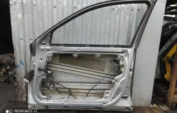 Дверь передняя правая для Volkswagen Passat 2003 года на фотографиях