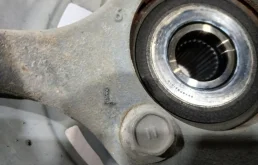 Кулак поворотный правый для Toyota RAV4 2012 года на фотографиях