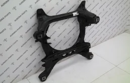 Подрамник двигателя для Volkswagen Touareg 2015 года на фотографиях