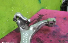 Кулак поворотный левый для Audi A6 2008 года на фотографиях