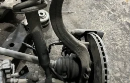 Кулак поворотный левый для Audi A6 2008 года на фотографиях