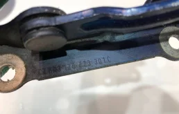 Петля капота левая для Skoda Octavia на фотографиях