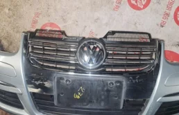 Бампер передний для Volkswagen Jetta 2009 года на фотографиях