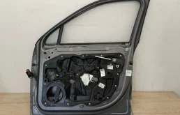 Дверь передняя правая для Volkswagen Touareg 2015 года на фотографиях