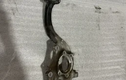 Кулак поворотный правый для Audi A6 2010 года на фотографиях