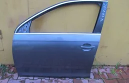 Дверь передняя левая для Volkswagen Jetta 2006 года на фотографиях