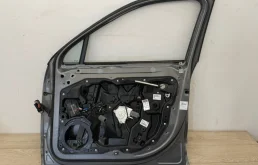 Дверь передняя правая для Volkswagen Touareg 2015 года на фотографиях