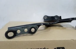 Петля капота правая для Toyota RAV4 2018 года на фотографиях