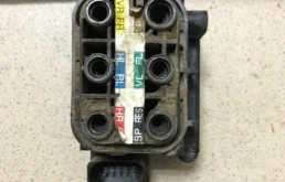 Блок клапанов пневмоподвески для Mercedes-Benz GL class 2008 года на фотографиях