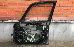 Дверь передняя правая для Suzuki SX4 2008 года на фотографиях