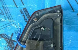 Фонарь внутренний левый для Toyota Land Cruiser 2008 года на фотографиях