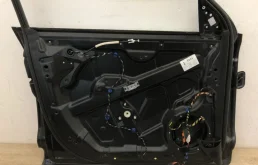 Дверь передняя левая для Volkswagen Touareg 2003 года на фотографиях