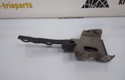 Петля капота левая для Hyundai ix35 на фотографиях