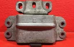 Опора двигателя передняя левая верхняя для Volkswagen Jetta 2005 года на фотографиях