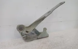 Петля капота левая для Hyundai Accent 2002 года на фотографиях