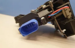 Уплотнитель передней правой двери для Volkswagen Touareg 2008 года на фотографиях