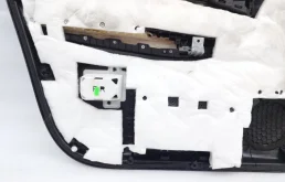 Уплотнитель передней правой двери для Nissan X-Trail 2022 года на фотографиях