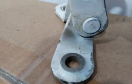 Петля двери передней левой нижняя для Toyota RAV4 2019 года на фотографиях