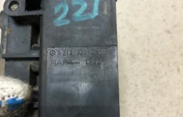 Блок клапанов пневмоподвески для Mercedes-Benz GL class 2008 года на фотографиях