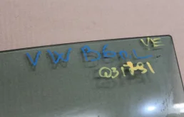 Стекло двери переднее левое для Volkswagen Passat 2011 года на фотографиях