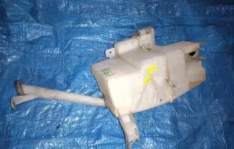 Бачок стеклоомывателя передний для Nissan X-Trail 2009 года на фотографиях