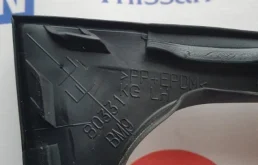 Уплотнитель передней левой двери для Nissan Qashqai на фотографиях