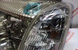 Фара ксенон левая для Nissan X-Trail 2004 года на фотографиях