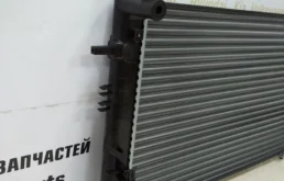 Радиатор охлаждения ДВС для Hyundai Tucson 2005 года на фотографиях