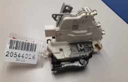 Уплотнитель передней правой двери для Audi A4 2011 года на фотографиях