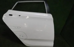 Накладка на дверь задняя правая для Hyundai Solaris 2010 года на фотографиях