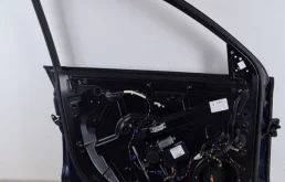 Дверь передняя левая для Volkswagen Touareg 2005 года на фотографиях