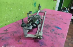 Мотор стеклоочистителя для Volkswagen Tiguan 2012 года на фотографиях