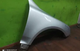 Крыло правое для Volkswagen Touareg 2002 года на фотографиях