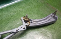 Трапеция стеклоочистителей для BMW 5er 2000 года на фотографиях