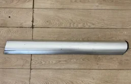 Молдинг двери передний правый для Volkswagen Touareg 2006 года на фотографиях