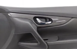 Уплотнитель передней правой двери для Nissan X-Trail 2022 года на фотографиях