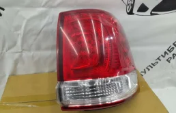 Фонарь правый для Toyota Land Cruiser 2008 года на фотографиях