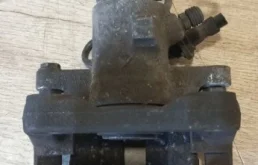 Суппорт задний правый для Skoda Octavia 2009 года на фотографиях