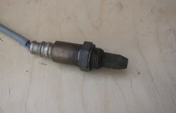 Лямбда-зонд (верхний) для Nissan X-Trail на фотографиях