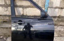 Дверь передняя правая для Land Rover Discovery 2008 года на фотографиях