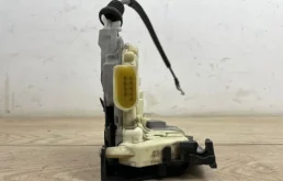 Замок передней левой двери для Volkswagen Passat 2007 года на фотографиях