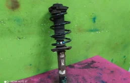 Амортизатор передний правый для Volkswagen Tiguan 2014 года на фотографиях