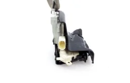 Уплотнитель передней правой двери для Audi A4 2011 года на фотографиях